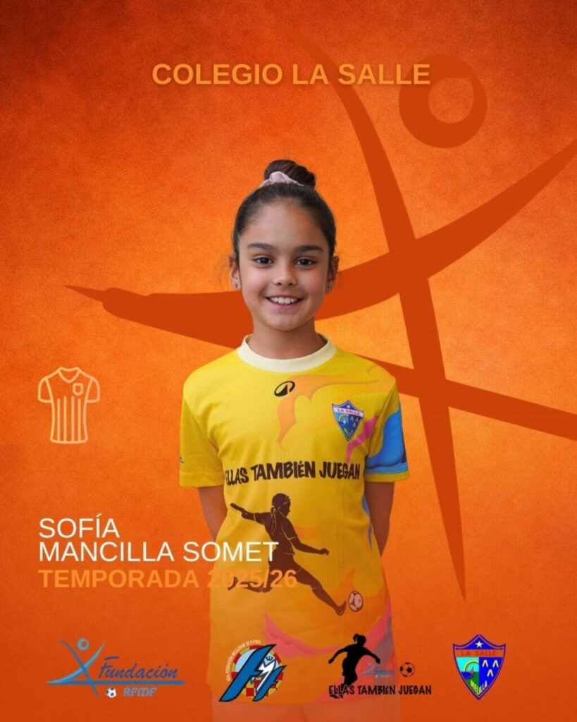 Niña sonriente con camiseta del Colegio La Salle en fondo naranja