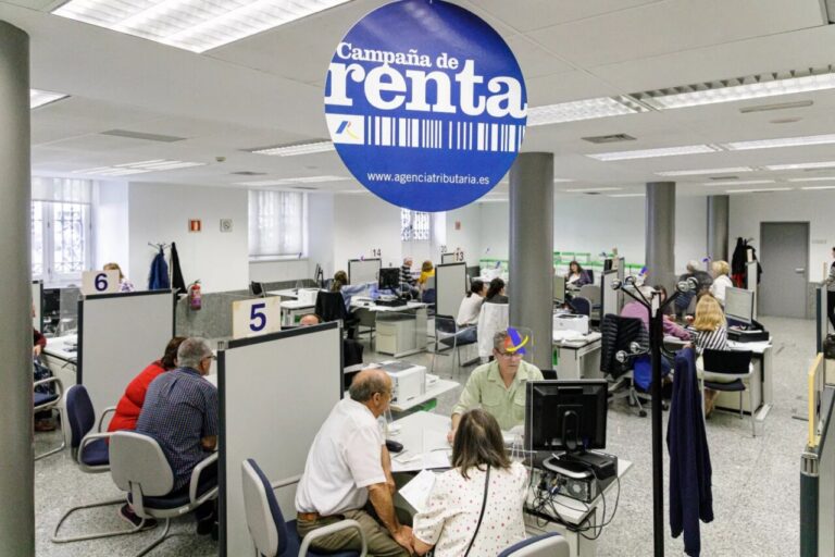 Oficina de atención a contribuyentes durante la campaña de renta en Madrid.