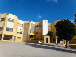 Edificio del CEIP León Solá en un día soleado