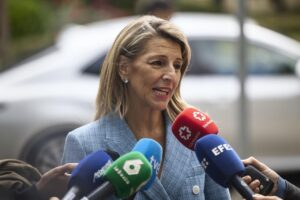 Yolanda Díaz hablando sobre el movimiento de Rufián con micrófonos de prensa