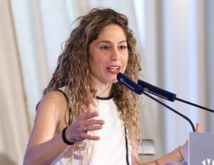 Líder de Sumar en un evento hablando sobre política y elecciones