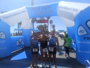 Tres triatletas posando en la meta del Supersprint Trimelilla