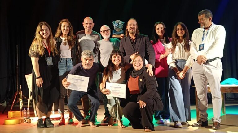Participantes del II Festival Internacional de Teatro en Nador posando con certificados