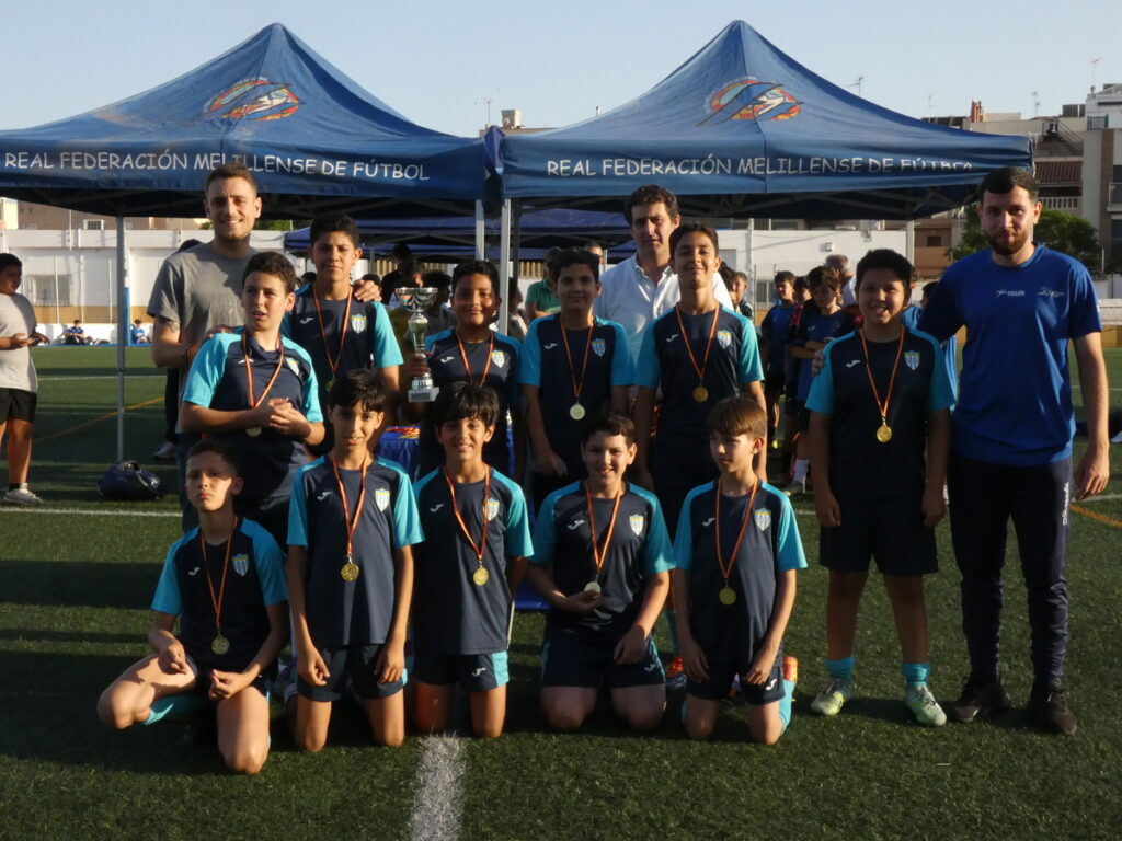 Niños con medallas en el Torneo Escuelas de Fútbol en Melilla