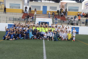 Niños de varias escuelas de fútbol celebrando en el torneo Benjamín