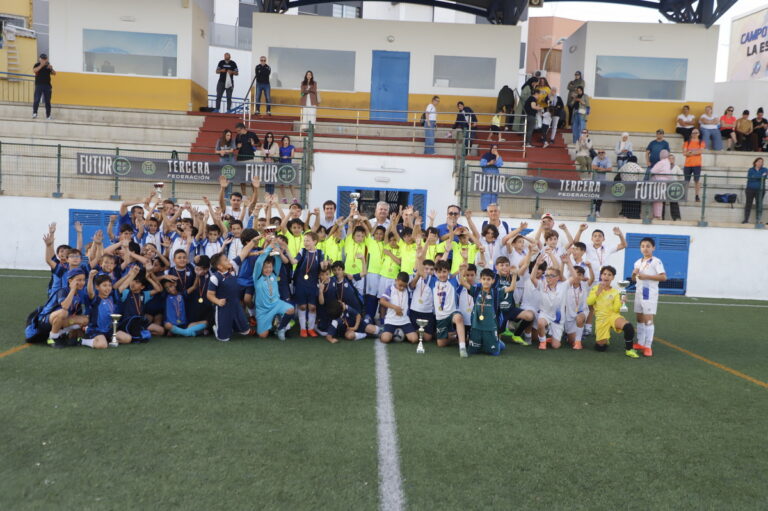 Niños de varias escuelas de fútbol celebrando en el torneo Benjamín