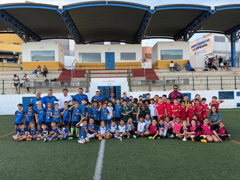 Grupo de niños y entrenadores en torneo de fútbol Prebenjamín