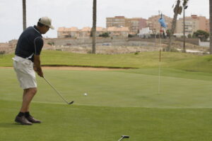Jugador de golf en el campo de golf de Melilla durante un torneo