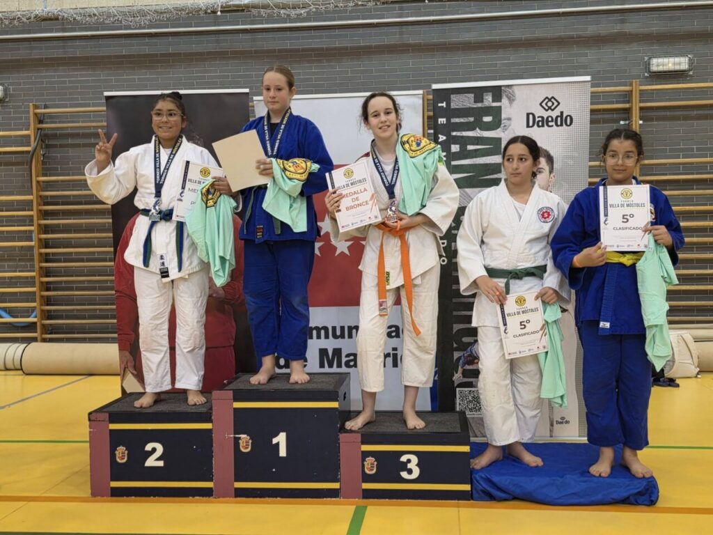 Judokas en el podio del Torneo Villa de Móstoles con medallas y diplomas