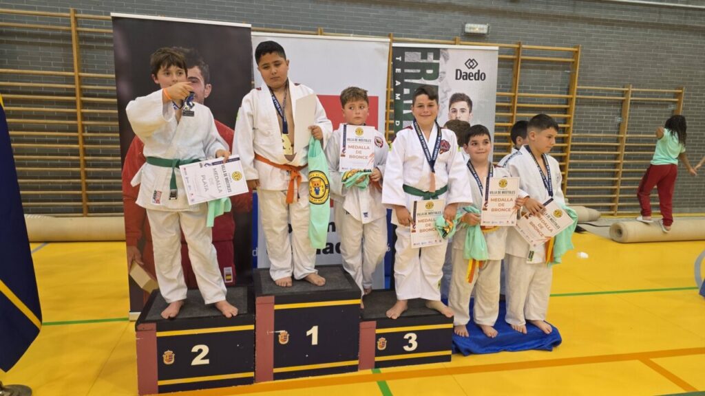Niños judokas en el podio del Torneo Villa de Móstoles mostrando sus medallas