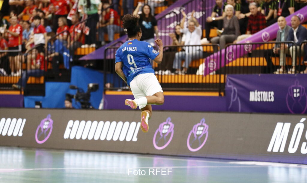 Jugadora del Melilla Torreblanca celebrando un gol en la semifinal