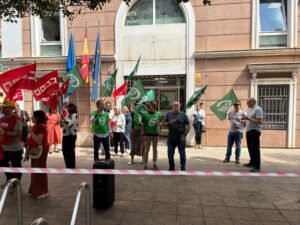 Trabajadores de Políticas Sociales protestando con banderas en la calle