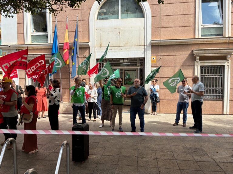 Trabajadores de Políticas Sociales protestando con banderas en la calle