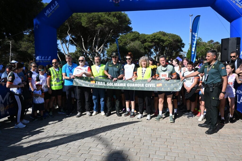 Participantes y organizadores en la IV Trail Solidaria de la Guardia Civil en Melilla