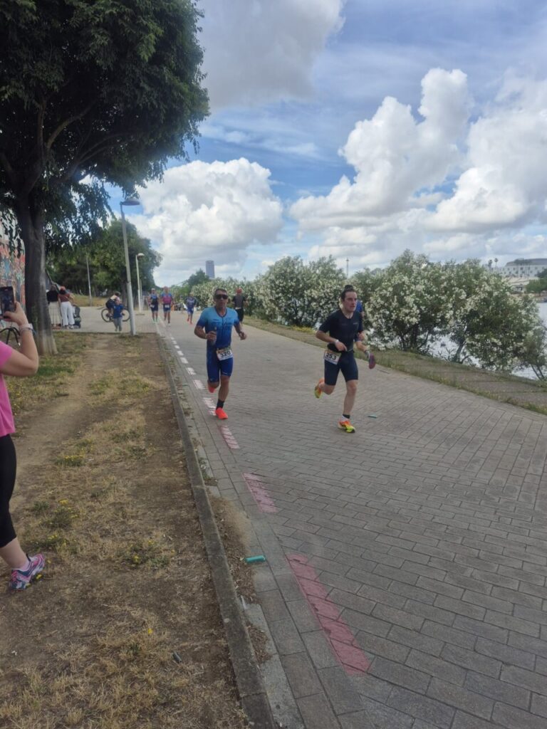 Julio Gutiérrez y Fali Alcaide corriendo en el Triatlón Media Distancia de Sevilla