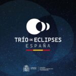 Logo del Trío de Eclipses en España sobre fondo estrellado