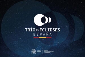 Logo del Trío de Eclipses en España sobre fondo estrellado