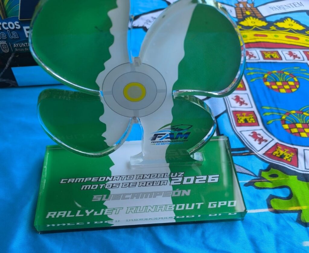Green trophy with a four-petal clover design and yellow center, commemorating the 2026 Andalusian Water Motor Championship (runner-up).