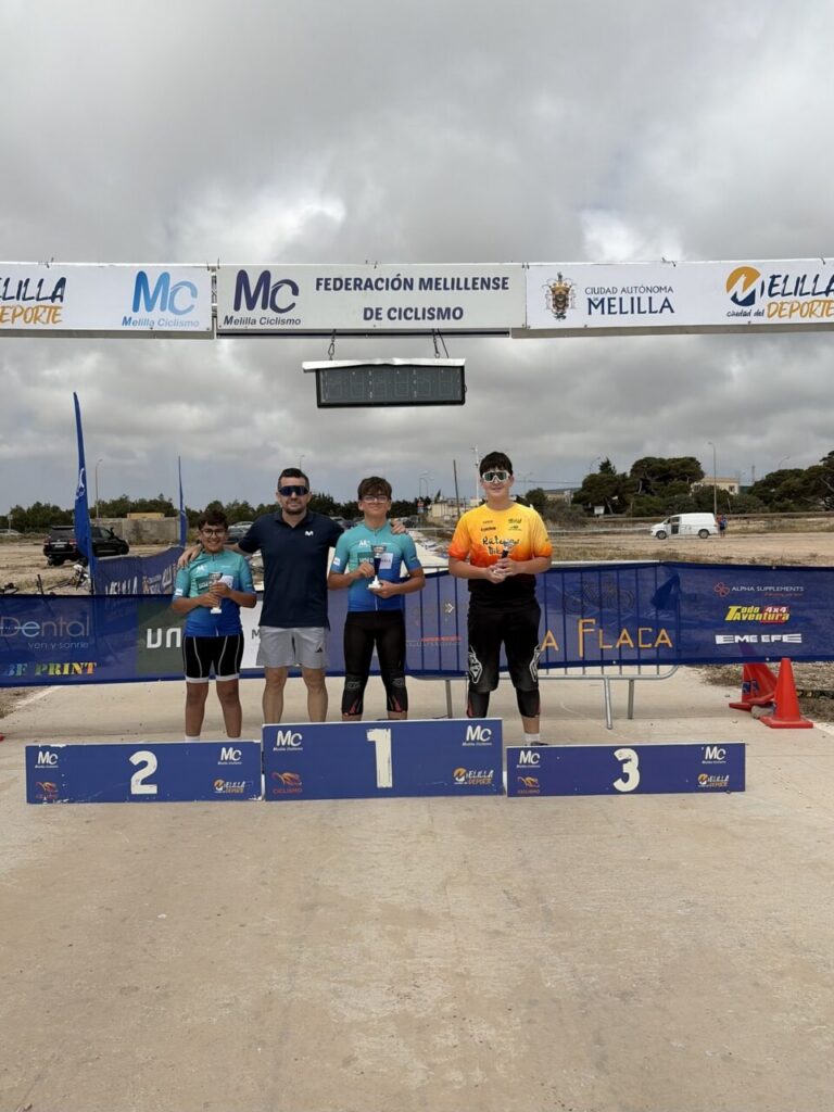 Cuatro jóvenes ciclistas en el podio del Trofeo UNED en Melilla