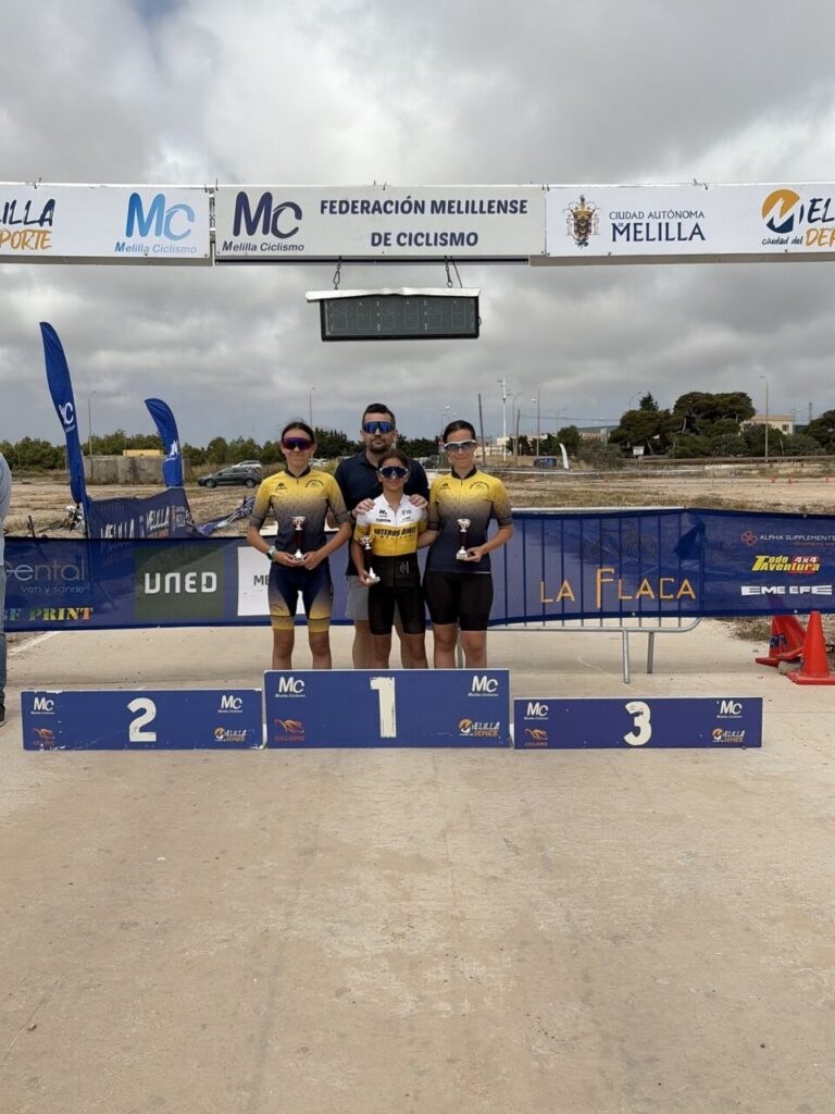 Entrega de trofeos a ciclistas infantiles femeninas en Melilla