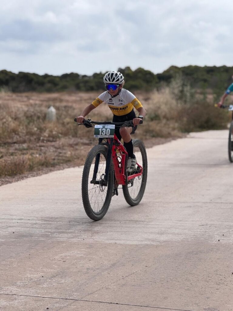 Niño compitiendo en bicicleta durante el Trofeo UNED