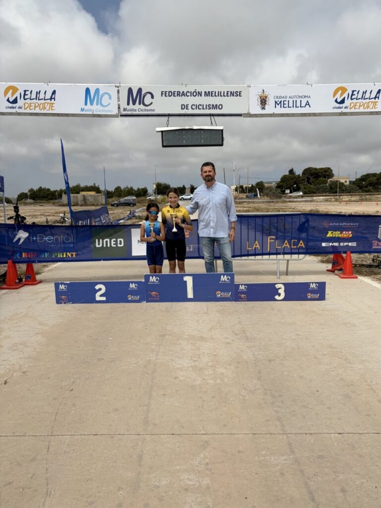Entrega de trofeos a ciclistas principiantes en Melilla