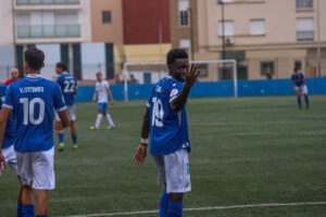 Jugador del U.D. Melilla B celebrando en el campo durante un partido