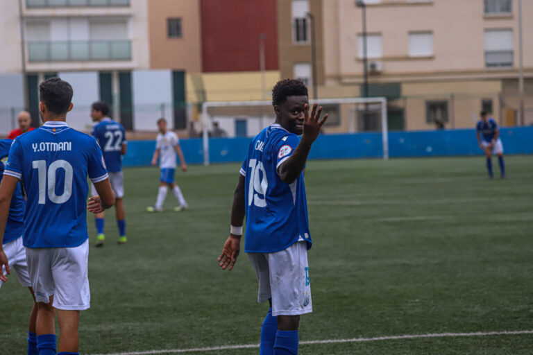 Jugador del U.D. Melilla B celebrando en el campo durante un partido