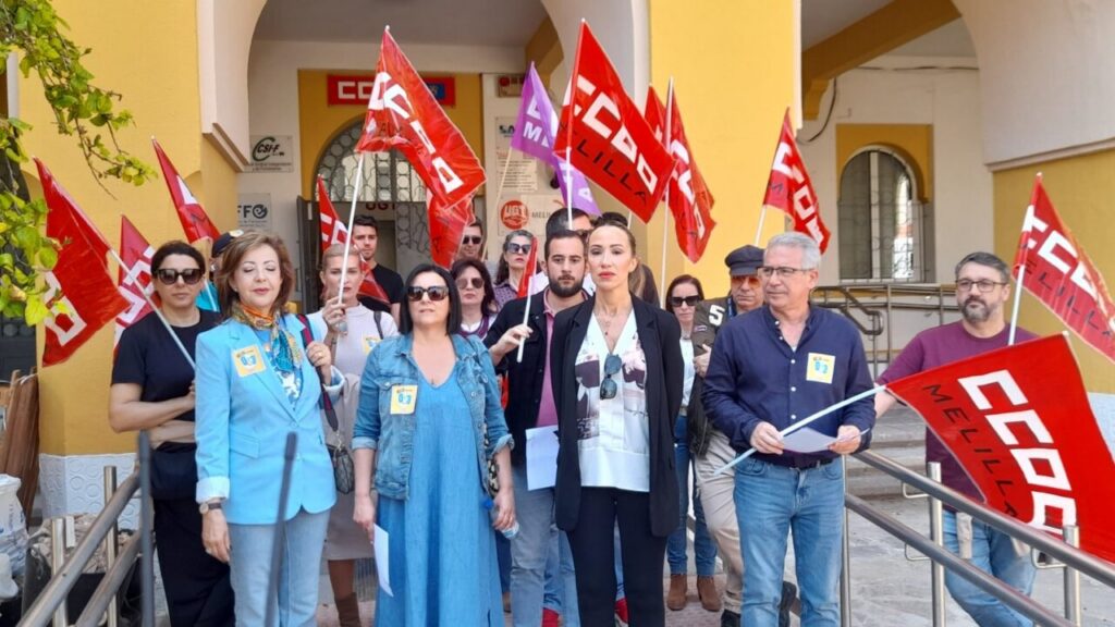 Manifestación del 1 de mayo en Melilla con banderas de CCOO