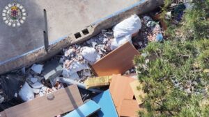 Escombros y residuos vertidos en la calle La Encina de Melilla