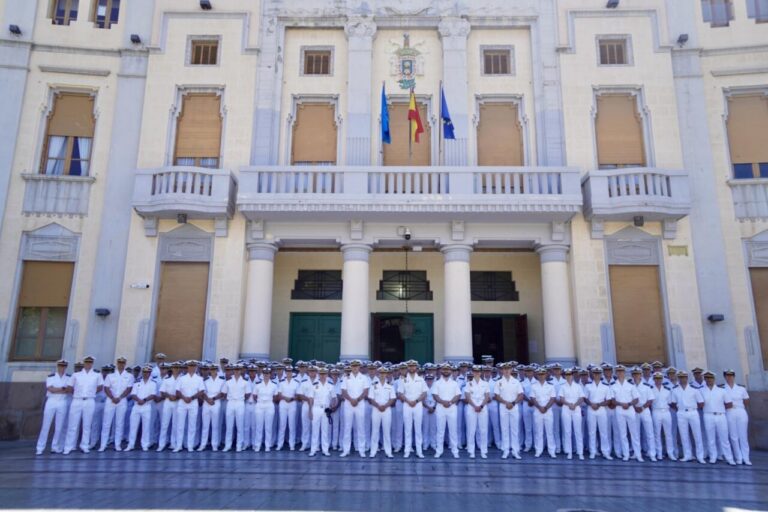 Grupo de oficiales de la Armada Española en Melilla durante la visita de buques