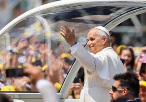 El Papa saludando a la multitud durante su visita apostólica.