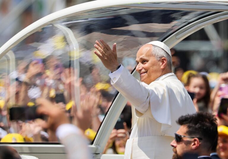 El Papa saludando a la multitud durante su visita apostólica.