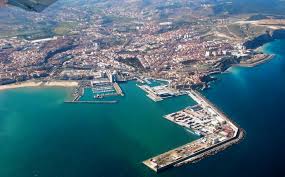 Vista aérea del puerto de Melilla con edificios y mar