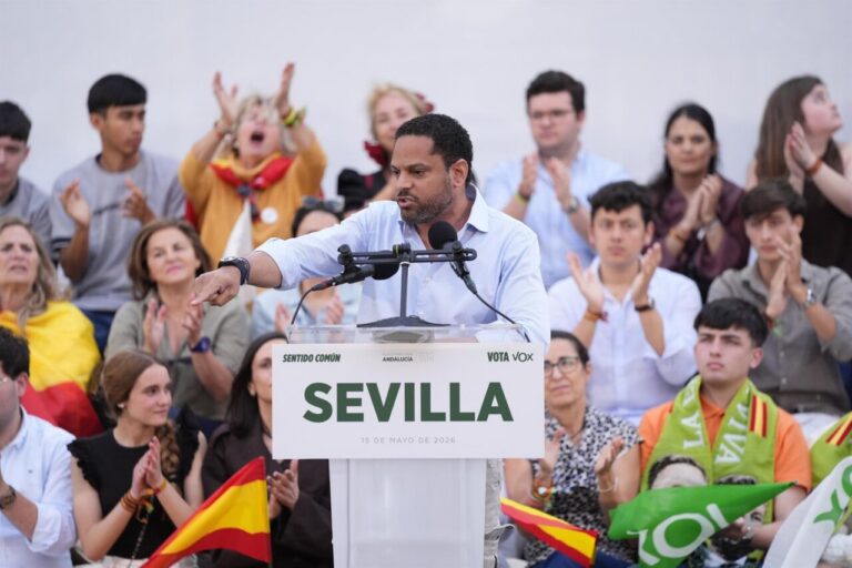 Ignacio Garriga hablando en un mitin de Vox en Sevilla