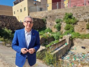 José Miguel Tasende en el barranco del Polvorín lleno de residuos