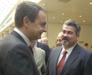 Yahya y Zapatero conversando en un evento