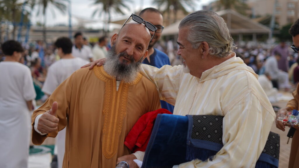 Yahya Yahya sonríe y saluda durante el rezo del Eid Al-Adha en Melilla.
