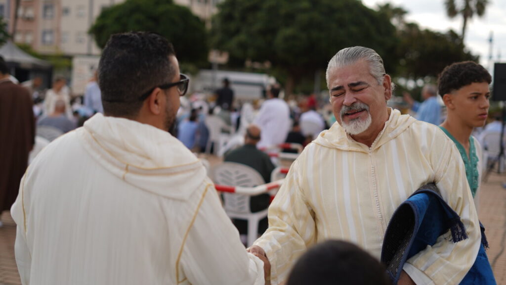 Yahya Yahya saludando a un asistente durante el rezo del Eid Al-Adha en Melilla.