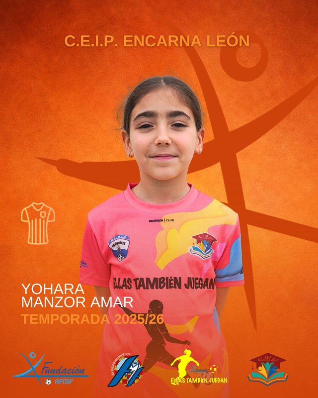 Niña sonriente con camiseta de fútbol del CEIP Encarna León