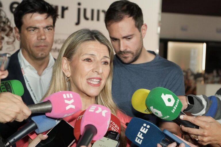 Yolanda Díaz hablando a la prensa con micrófonos de diferentes medios