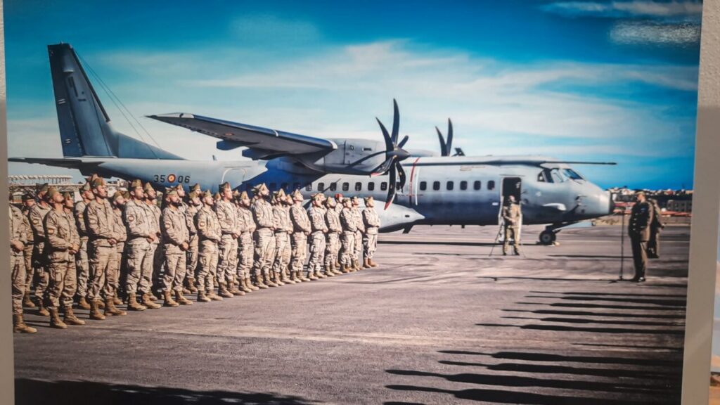 Soldados alineados frente a un avión militar en Melilla