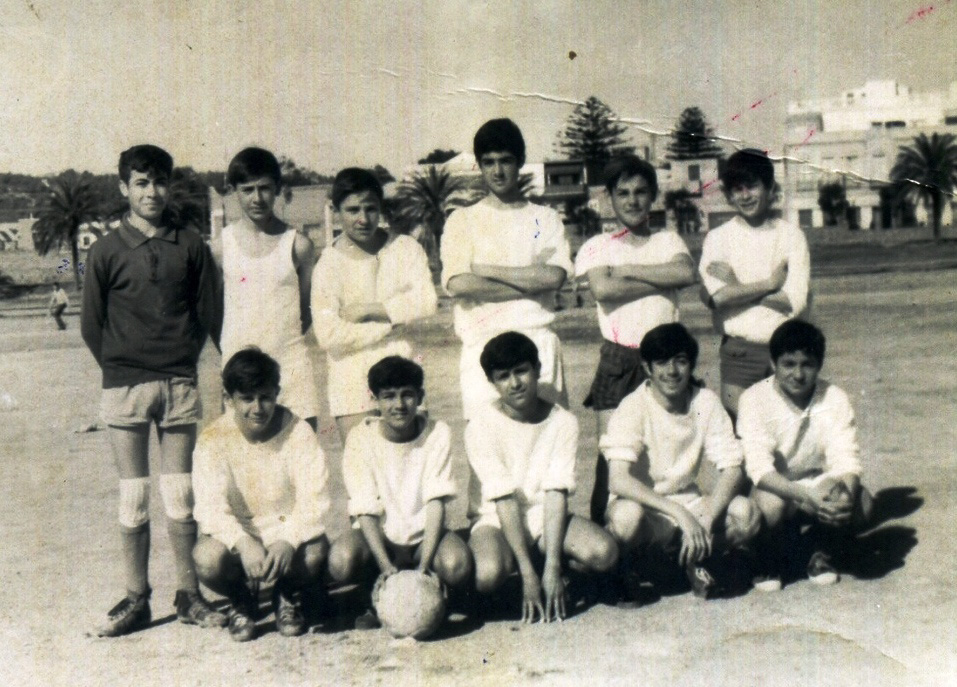 Grupo de jóvenes futbolistas en Melilla, homenaje a Pepito