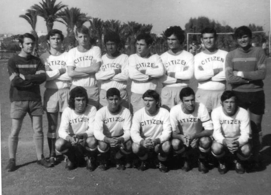 Equipo de fútbol en Melilla con camisetas blancas y negras