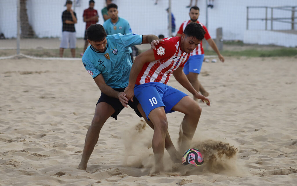 Jugadores compiten en un partido de fútbol playa en Melilla