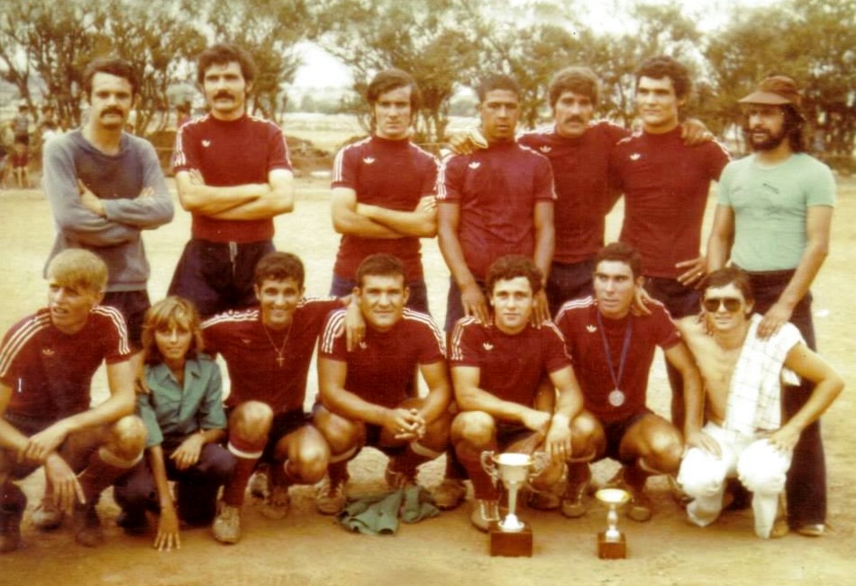 Grupo de futbolistas en un homenaje a Pepito en Melilla