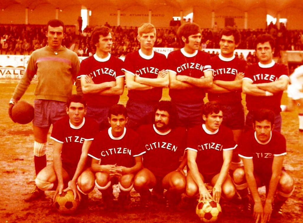 Equipo de fútbol con camisetas rojas en un homenaje a Pepito en Melilla