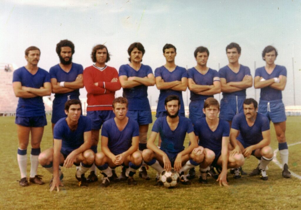 Equipo de fútbol en Melilla con jugadores en uniforme azul