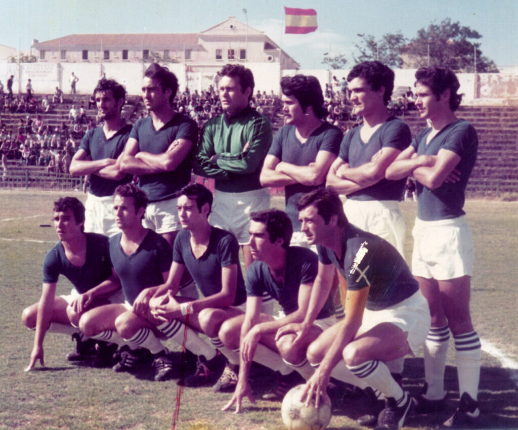 Equipo de fútbol en Melilla posando con balón en el campo