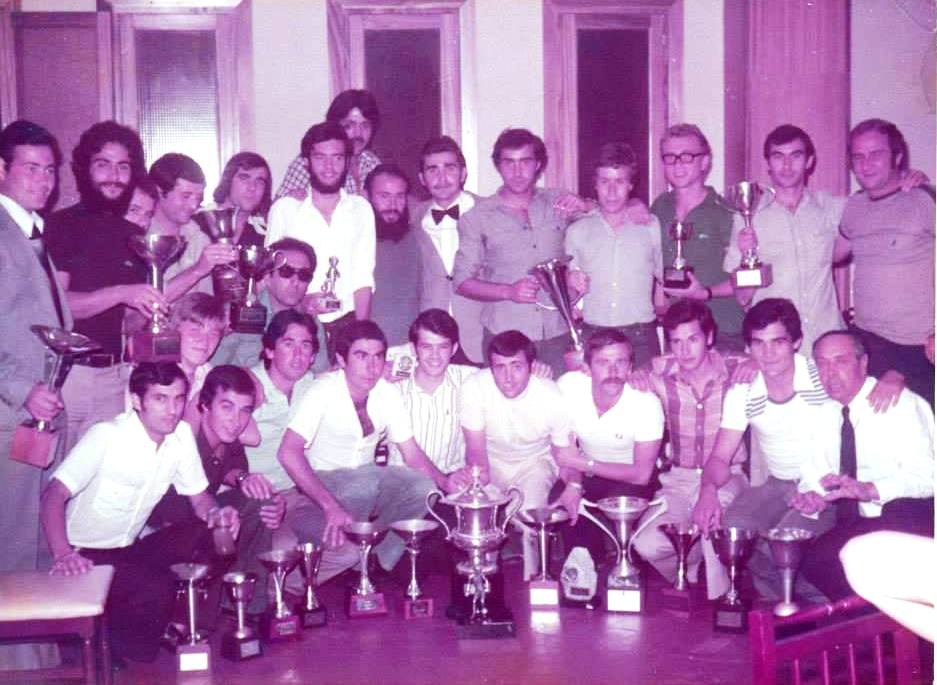 Grupo de futbolistas con trofeos en un homenaje a Pepito en Melilla
